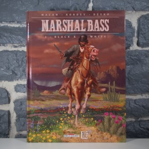 Marshal Bass 01. Black  white (01)